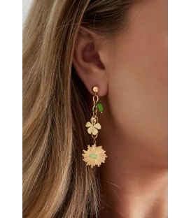 Goudkleurige Oorhangers met Bloemen Bedels en Groene Kralen | Trendy Sieraden