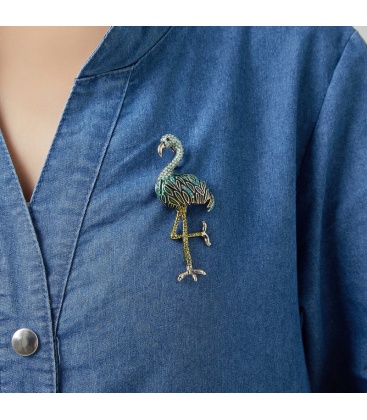 Groene broche met een flamingo motief en strasssteentjes