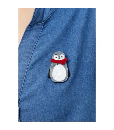 Grijze broche met wit, rood in de vorm van een pinguïn 